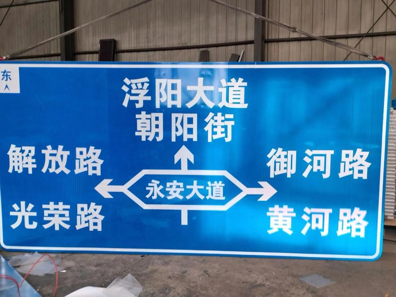 交通护栏：城市安全的守护者