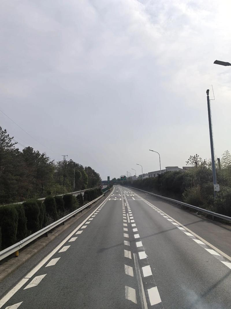 交通护栏：守护城市脉络的安全之盾